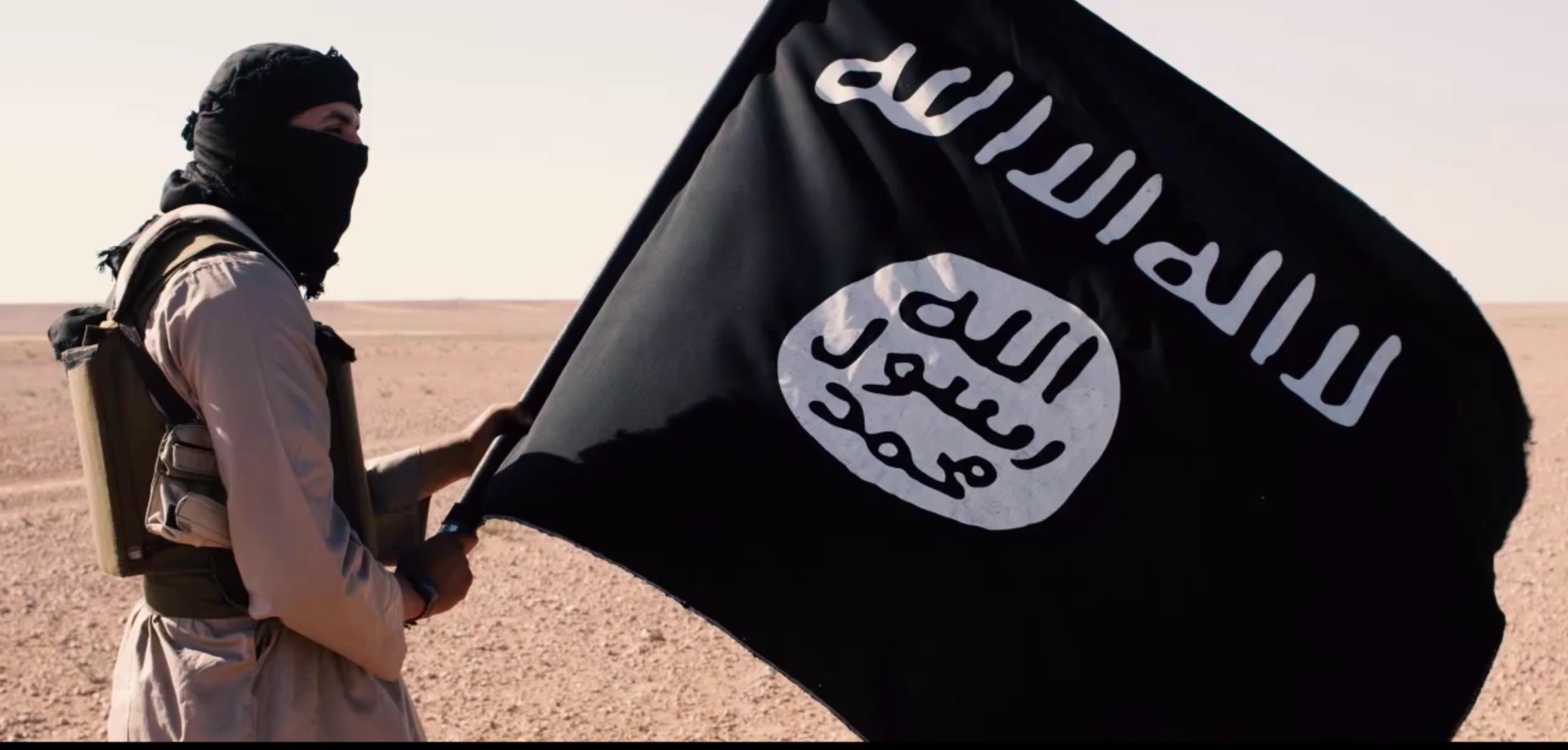 Фото террористов на фоне флага игил. Флаг ИГИЛ. Исламское государство террористическая организация флаг.
